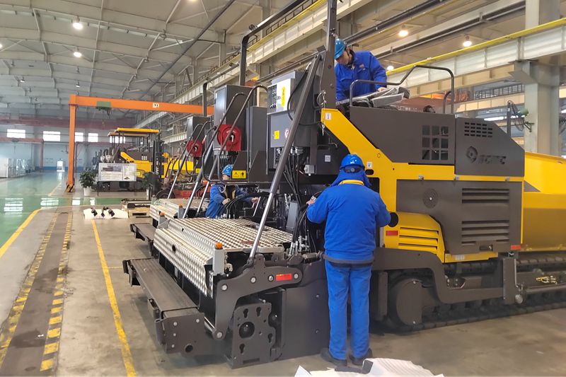 1、工人們抓緊時間總裝即將出口的瀝青混凝土攤鋪機.jpg